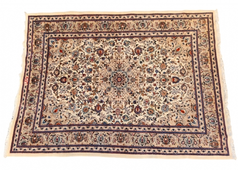 שטיח פרסי גדול ויפה, מסוג ״קשאן״, עשוי צמר על כותנה, חתום