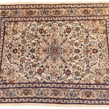 שטיח פרסי גדול ויפה, מסוג ״קשאן״, עשוי צמר על כותנה, חתום