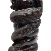 פסל עץ ישן בדמות נחש חונק כלב, מגולף ביד, סדק לאורך הבסיס