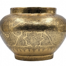 עציץ איסלמי עתיק מהרבע האחרון של המאה ה-19, עשוי פליז מעוטר בעבודת יד