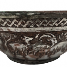 קערית נחושת פרסית קטנה מהמאה ה-19 מעוטרת (קורוזיה רבה)