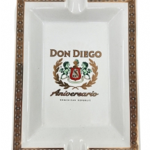 מאפרה ישנה וגדולה עשויה קרמיקה