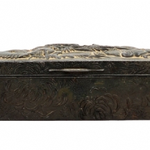 תיבה שולחנית יפנית עתיקה ויפה מאד, עשויה פיוטר, עיטורי בלט בדמות דרקון ופרחי