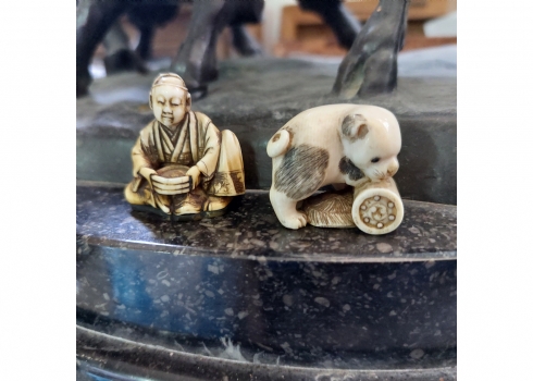 לוט של 2 פסלוני שנהב קטנים, (סיני ושניים יפנים, אחד היפנים הוא נטסקה), גילוף יד,