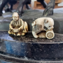 לוט של 2 פסלוני שנהב קטנים, (סיני ושניים יפנים, אחד היפנים הוא נטסקה), גילוף יד,