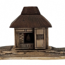 המלצת הכרוז - קישוט שולחני יפני עתיק מהמאה ה-19, עשוי עץ וחומר נוסף מגולף