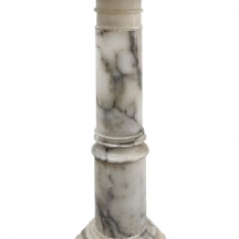 עמוד תצוגה עתיק עשוי שיש