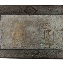 מגש ברונזה אינדונזי עתיק מהמאה ה-19, מעוטר בדמויות מתוך הוויאנג קוליט