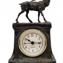 שעון שולחני עתיק עשוי פיוטר, 1890-1910 בקירוב, המנגנון ולוח הספרות מאוחרים