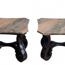 זוג שולחנות נוי סלונים נמוכים זהים, עשויים עץ ומשטחי שיש