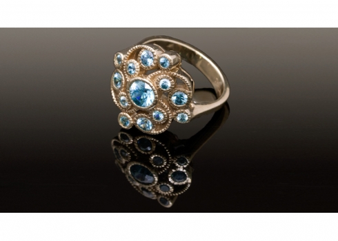 טבעת זהב משובצת אבני זירקון   (1966)