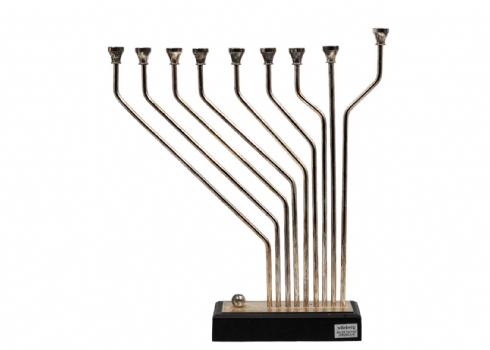 חנוכייה ישראלית קינטית מעוצבת מתוצרת 'ווינברג' (Wainberg), עשויה עץ ומתכת מצופה