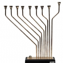 חנוכייה ישראלית קינטית מעוצבת מתוצרת 'ווינברג' (Wainberg), עשויה עץ ומתכת מצופה