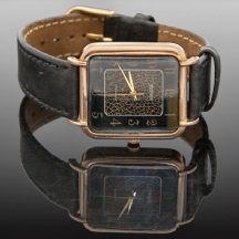 שעון יד ריבוע ישן לגבר מתוצרת חברת POLIOT עשוי זהב אדום רצועה עור שחור.