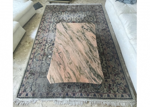 שטיח גדול, עשוי בעבודת יד, שחוק מאד לאורך כל השטיח