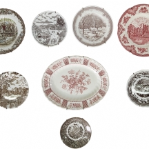 לוט של 8  צלחות קרמיקה ופורצלן מעוטרות בהדפסים בצבע חום לבן