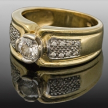 טבעת עשויה זהב צהוב