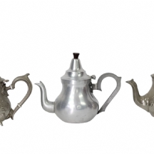 לוט של שלושה קומקומים ישנים