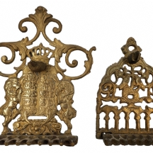 לוט של שתי חנוכיות ישנות עשויות יציקת פליז