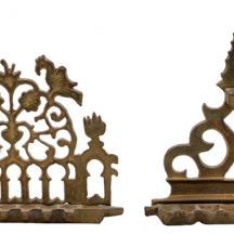 לוט של שתי חנוכיות ישנות עשויות יציקת פליז