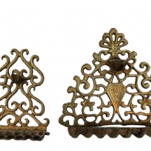 לוט של שתי חנוכיות ישנות עשויות יציקת פליז