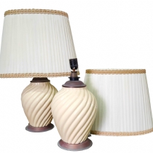 זוג מנורות עשויות נחושת, משולבות בכדי קרמיקה