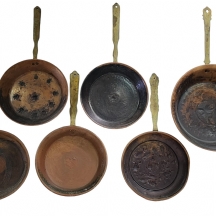 לוט של 6 מחבתות נוי עשויות נחושת וידיות פליז