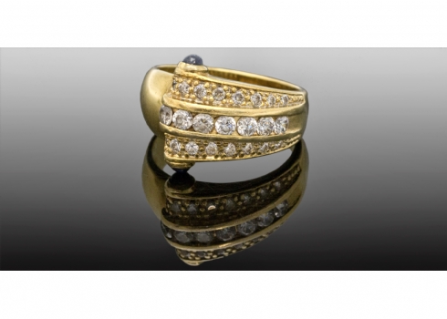 טבעת זהב משובצת אבני זירקוניה וספירים
