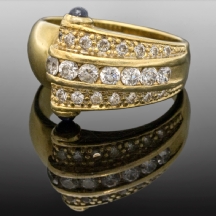 טבעת זהב משובצת אבני זירקוניה וספירים