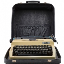 מכונת כתיבה גרמנית ישנה, תוצרת 'ERIKA' (מזרח גרמניה)