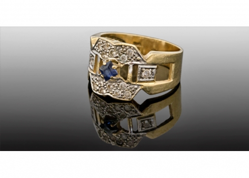 טבעת זהב משובצת אבני זירקוניה ואבן ספיר