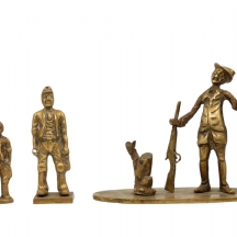 לוט של 3 פסלי ברונזה ישנים, בדמות צייד ושני אנשי צבא