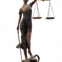 'אלת הצדק' - פסל ברונזה ישן, פאטינה כהה ובסיס עץ, לא חתום