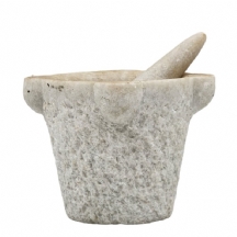 מכתש ועלי עשויים שיש חצוב בעבודת יד