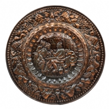 תבליט נחושת עתיק עגול וגדול לתליה על הקיר, מעוטר בסנת בלט המתארת גברים במסבאה