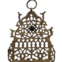 חנוכייה ישנה עשויה מיקשת פליז יצוק בסגנון צפון אפריקה, מעוטרת בדגם ציפורים