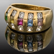 טבעת זהב משובצת אבני חן שונות