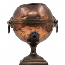 סמובר עתיק בעל צורה כדורית, עשוי נחושת, המכסה והברז חסרים (מצולם)