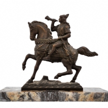 פסל שפלטר עתיק מהמאה ה-19, בדמות צייד על סוס תוקע בקרן יער, בסיס שיש מאוחר