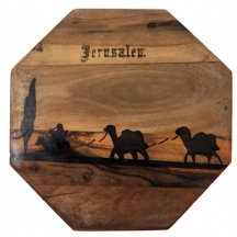 תיבת תכשיטים מתומנת, עבודת חברון, עשויה עץ זית ומעוטרת בסגנון בצלאל בדגם אורחת