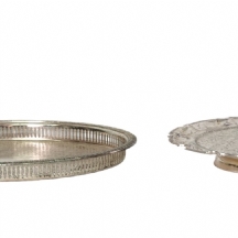 לוט של שני מגשים ישנים עשויים מתכת מצופים כסף, לא חתומים