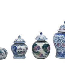 לוט של 4 כלי חרסינה סינים דקורטיביים, לא חתומים, מעוטרים בגווני תכלת, ורוד וירוק