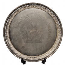 מגש מתכת מוכסף לציון יובל הכסף של מלכת בריטניה, חתום ונושא תאריכים: 1952-1977