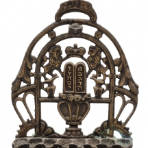 חנוכייה ישראלית ישנה ויפה, עשויה מיקשת פליז יצוק, מעוטרת בדגם אריות, לוחות הברית