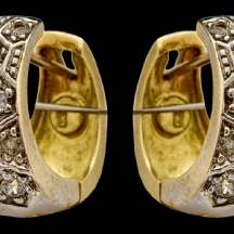 זוג עגילים מזהב משובצים זירקוניה