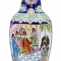 אגרטל סיני דקורטיבי ישן, עשוי פורצלן מעוטר בדגם גיישות ואימרה בגוון טורקיז