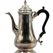 קנקן קפה אנגלי ישן עשוי מתכת מצופה כסף, חתום, ידית עץ