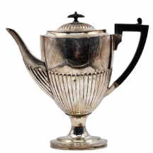 קנקן אנגלי עשוי מתכת מצופה כסף, חלקו התחתון מעוטר בדגם 'פלחים' מחורץ, ידית עץ