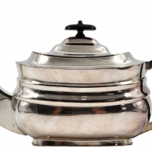 קומקום תה אנגלי עשוי מתכת מצופה כסף, חתום, ידית עץ