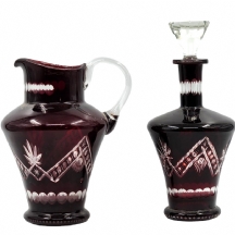 לוט של שני כלי קריסטל מרובד בבורדו על שקף, מעוטרים בליטוש מסוג 'Cut to Clear'